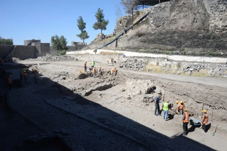 Diyarbakır’da bulunan Amida Höyük’teki Roma Sarayı’nın ’Kral yolu’ gün yüzüne çıkarıldı