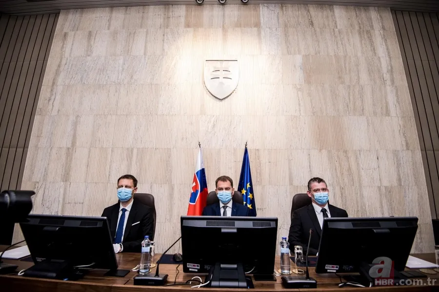 Slovakya'da yeni Başbakan Igor Matovic'in yemin töreninde dikkat çeken Koronavirüs önlemi 11