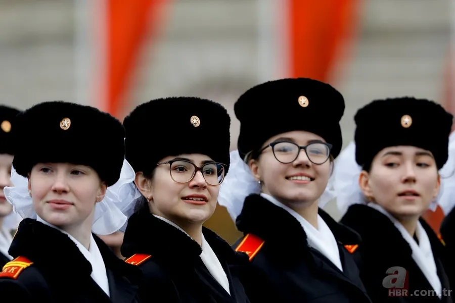 Rusya'dan renkli görüntüler! 'Sovyet askerleri' Kızıl Meydan'da... 17