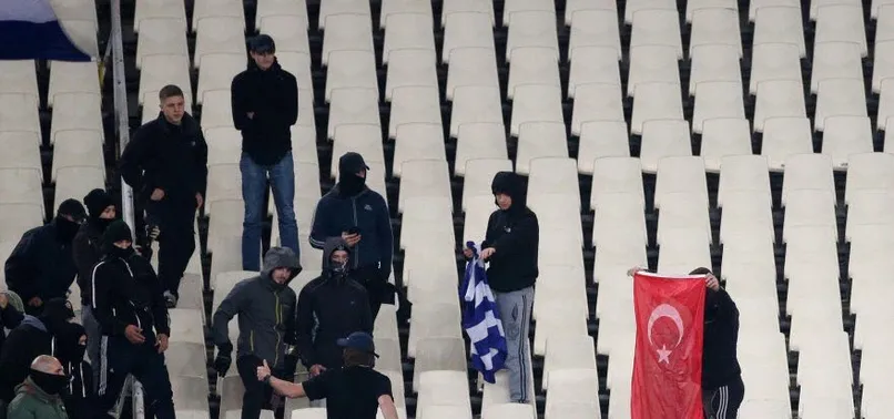 Yunan taraftarlar Türk bayrağı yaktı