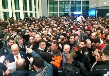 Binlerce yardım gönüllüsü İstanbul Havalimanı'na akın etti