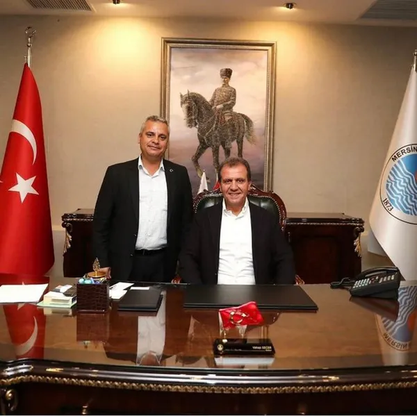 chpli-mersin-buyuksehir-belediye-baskani-vahap-secer-soforunu-sendika-baskani-yapti-olan-isciye-oldu-1674532155288.jpg CHP’li Mersin Büyükşehir Belediye Başkanı Vahap Seçer şoförünü sendika başkanı yaptı olan işçiye oldu - 4