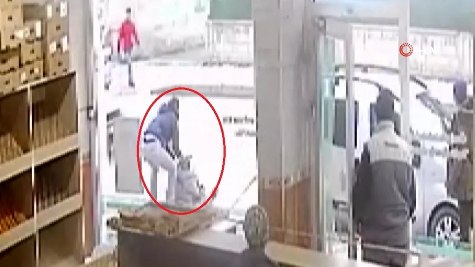 "Beni nasıl aldatırsın?" diyerek sokak ortasında eşini bıçakladı | Kadının yardımına jandarma koştu