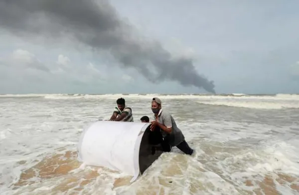 Dünya basını servis edilen bu fotoğrafları konuşuyor! Köylüler toplamak için sıraya girdi - 3