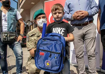 Türk askeri Kosovalı çocukları sevindirdi