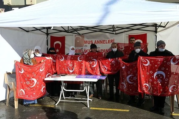 Şehit eşi ‘Yıldız Hemşire’den evlat nöbeti tutan annelere duygulandıran hediye