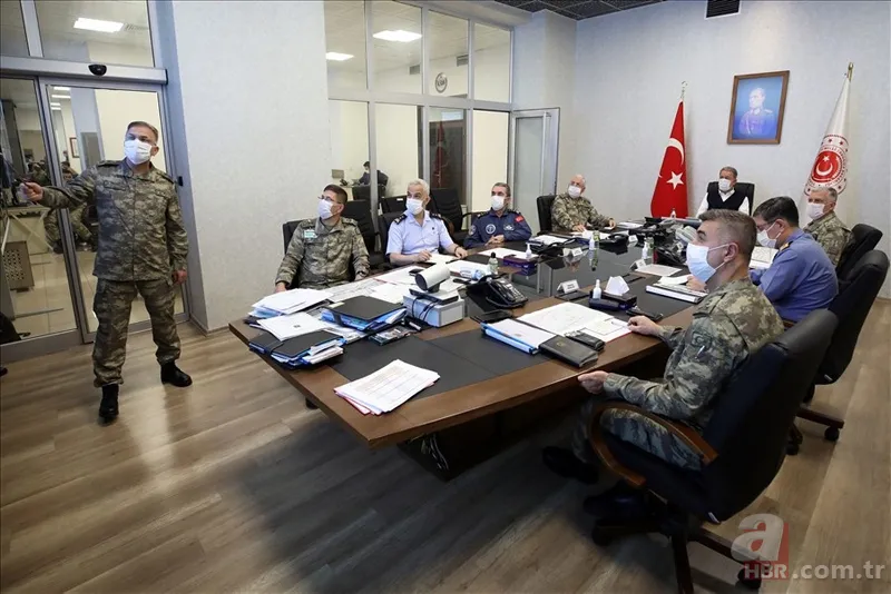 Bakan Akar ve komutanlardan karargahta yoğun mesai! Sabahın ilk saatlerine kadar ışıklar sönmedi 6