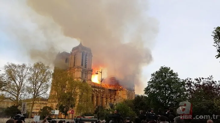 Dünya Notre Dame Katedrali’ndeki yangını konuşuyor!