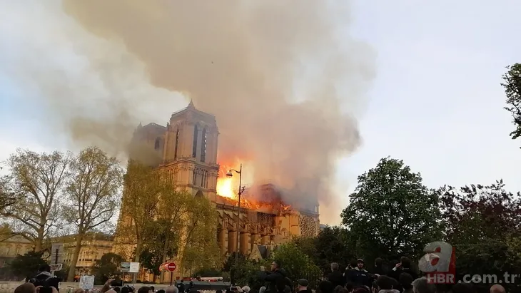 Dünya Notre Dame Katedrali'ndeki yangını konuşuyor!