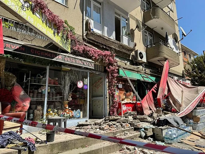 1712659805496.jpeg İstanbul'da 5 katlı binanın balkonu çöktü! 1 yaralı - 2