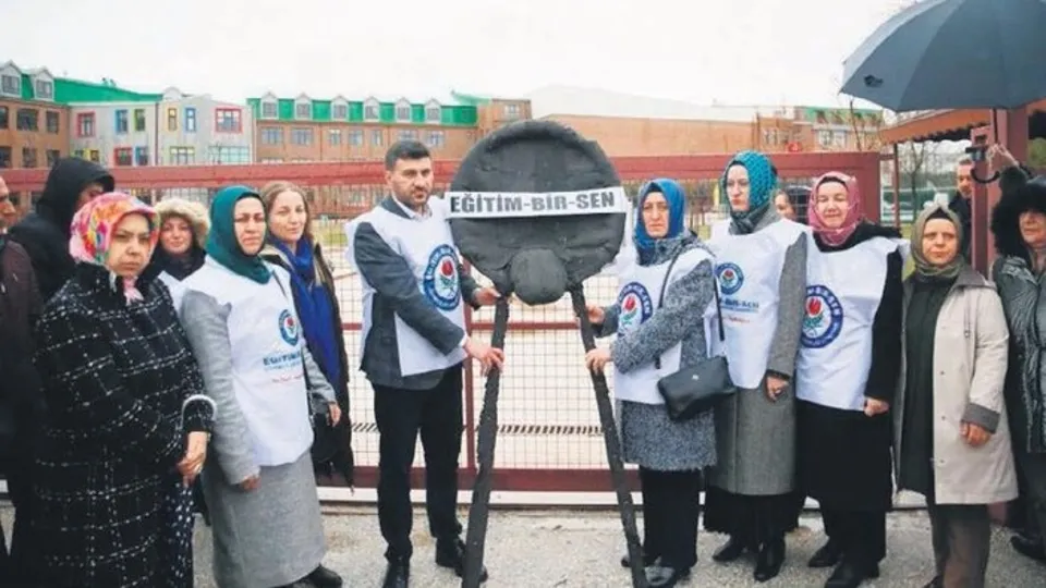 28 Şubat zihniyeti bu kez Eskişehir'de hortladı! Depremzede öğrenciye çağdışı muamele