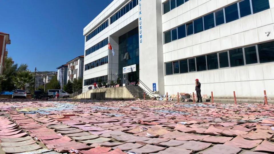 Bartın’da sel afeti! Islanan binlerce evrak tek tek kurutuluyor