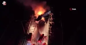 Kaza yapan tırlar alev aldı