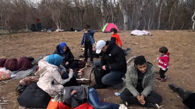 Sen Anlat Karadeniz’in Tahir’i Ulaş Tuna Astepe gönülleri fethetti! Sınırda bekleyen göçmenlere yardım dağıttı
