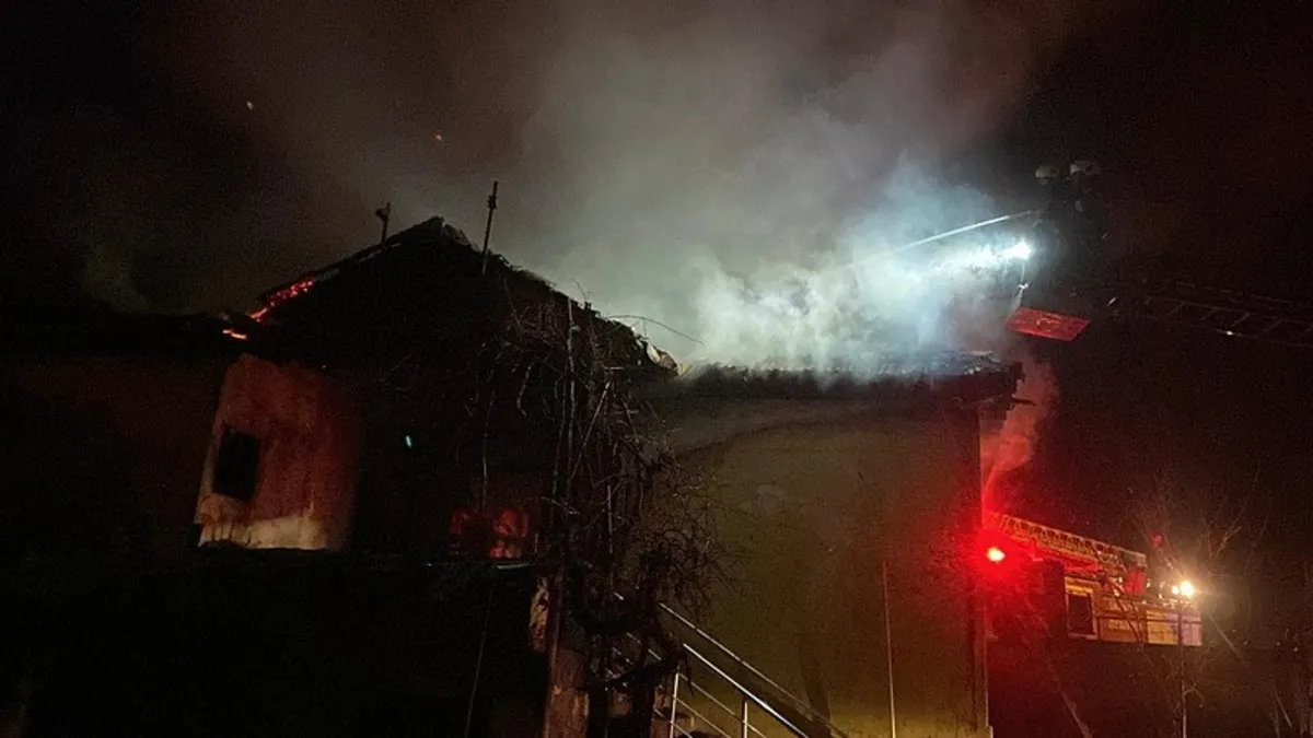 Erzincan’da müstakil ev alevlere teslim! Canlarını zor kurtardılar