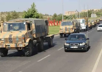 Onlarca askeri araç sınıra sevk ediliyor