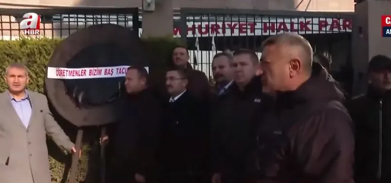 ÖĞRETMENLERDEN CHP'YE PROTESTO! Genel Merkez’e siyah çelenk bıraktılar