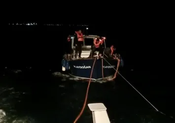 Çanakkale Boğazı'nda arızalanan tekne marinaya yanaştırıldı