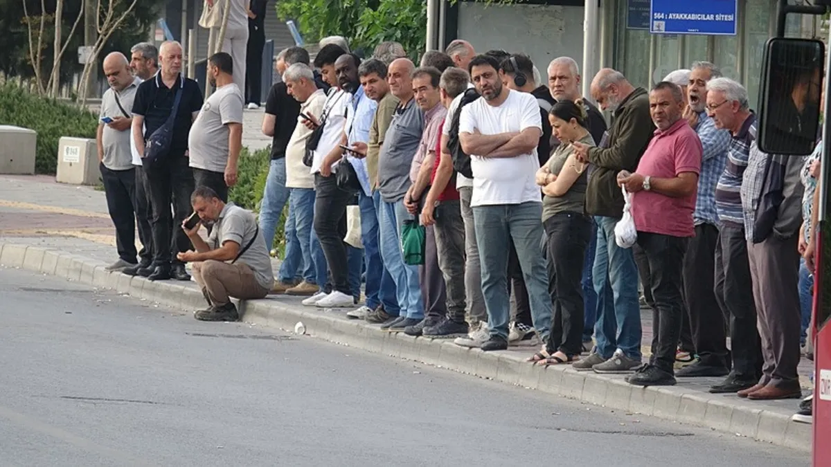 İzmir'de grevin ikinci günü: Vatandaş yine duraklarda kaldı çöp araçları kuyruk oldu