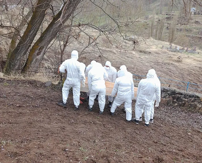 1712923707195.jpg Erzurum'da kenenin ısırdığı vatandaş hayatını kaybetti! Mahalle gençleri özel kıyafetleriyle mezarlığa getirdi... - 2