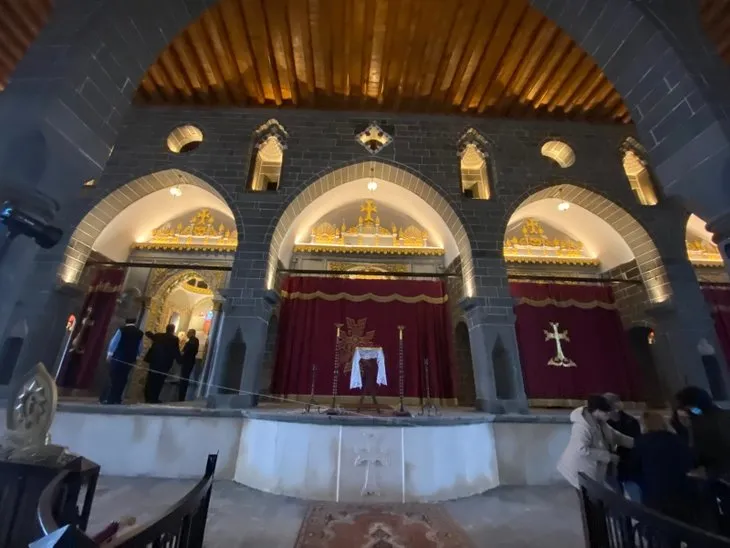PKK’nın yakıp yıktığı Surp Giragos Ermeni ve Mar Petyun Keldani kiliseleri ayağa kaldırıldı