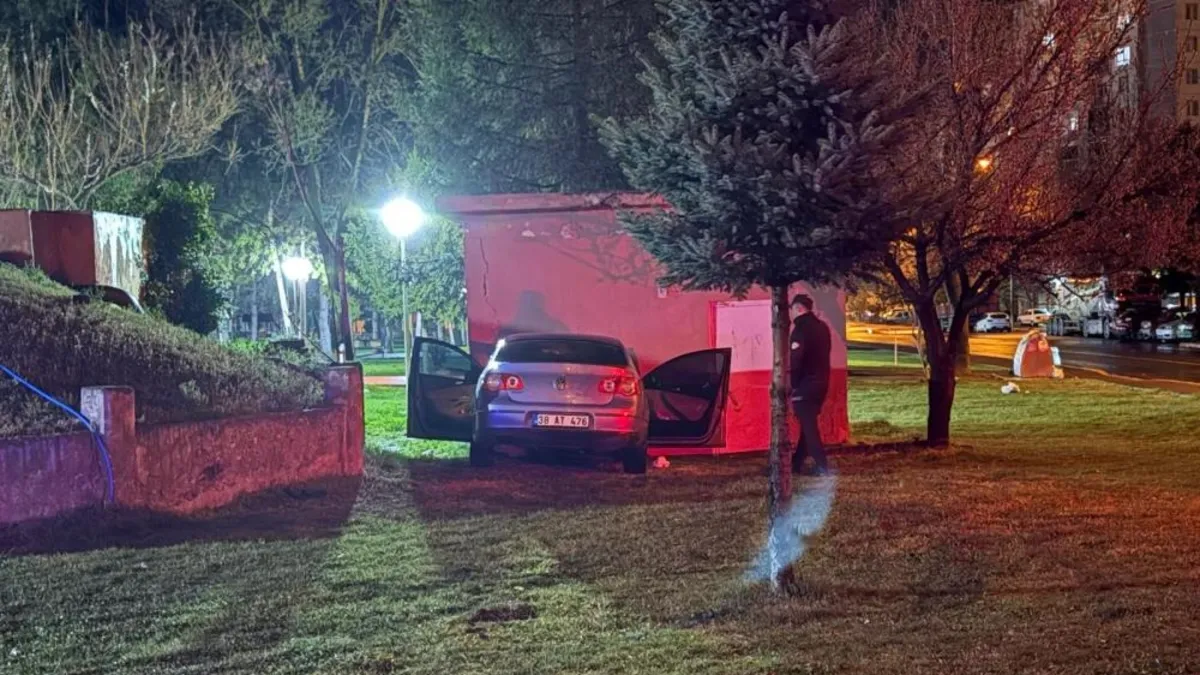 Kayseri'de korkutan kaza! Otomobil temizlik deposuna daldı