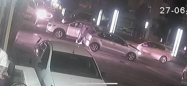 istanbulda-dehsete-dusuren-olay-trafik-kavgasini-ayirmak-isteyen-baba-ogul-bicaklandi-1656399440601.jpg İstanbul’da dehşete düşüren olay! Trafik kavgasını ayırmak isteyen baba oğul bıçaklandı - 3