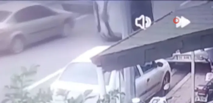 1718690861619.jpeg Hatay'da akılalmaz kaza! Park halindeki araca çarptı ters döndü - 1