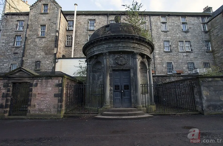 Tam 330 yıl önce ölmüştü! Mezarı kazılınca cesedi görenler şaşkına döndü 3