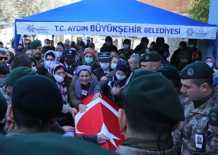 baskan-erdogandan-sehit-necati-aygun-ve-birol-ilinin-ailelerine-bassagligi-1648051464178.jpg Başkan Erdoğan'dan şehit Necati Aygün ve Birol İli'nin ailelerine başsağlığı - 7