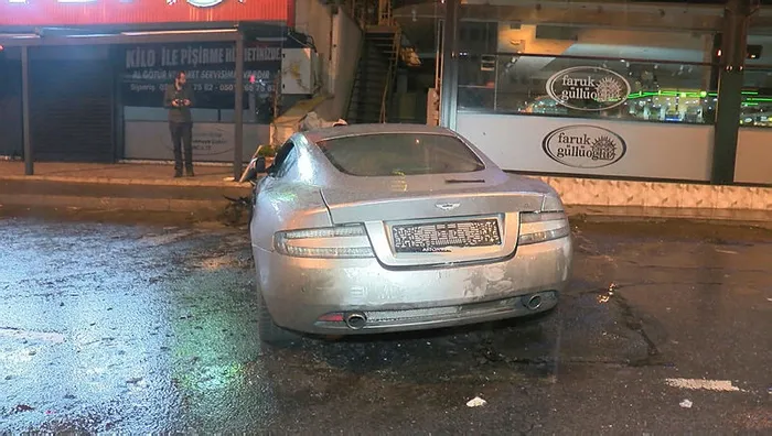 Avcılar'da 2 milyon liralık lüks otomobil alev alev yandı - 3