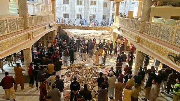 Pakistan’da camiye yapılan bombalı saldırıda ölü sayısı arttı! Ne kadar patlayıcı kullanıldığı açıklandı
