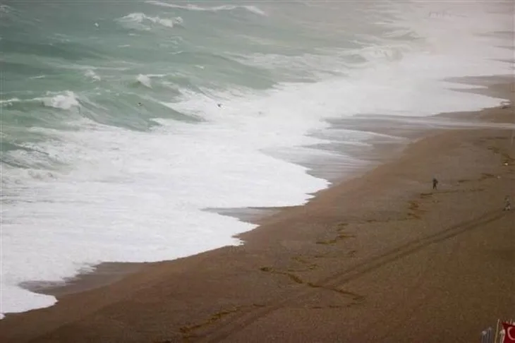 Antalya'yı fırtına yıktı geçti! Uçaklar inemedi, ağaçlar devrildi, araçlar mahsur kaldı