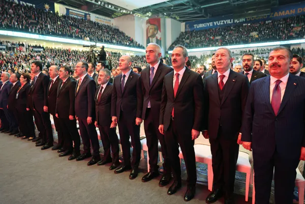 Başkan Erdoğan’dan milyonlar için peş peşe müjdeler! Evlenecek gençler dikkat: Faizsiz 2 yıl geri ödemesiz kredi! Kadınlara erken emeklilik düzenlemesi