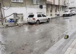 Bağcılar'da bir binanın çatısı çöktü: 2 araç hasar aldı
