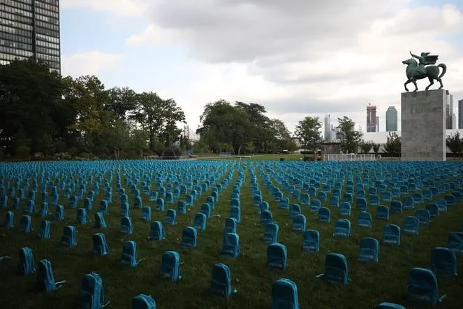 UNICEF savaşlarda ölen çocukları temsil eden çantalardan temsili mezarlık yaptı