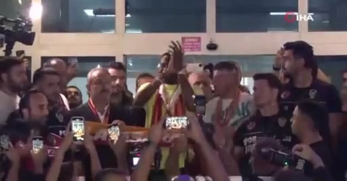 Victor Osimhen Galatasaray için İstanbul'da! İşte ilk üçlü