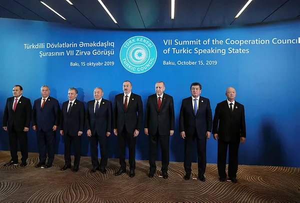 Başkan Erdoğan’ın da katıldığı Türk Konseyi 7. Zirvesi’nde liderlerden aile fotoğrafı