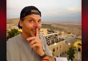 EZAN SESİNE HAYRAN KALDI