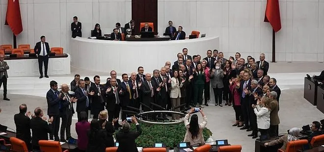TBMM’de CHP’li vekillerden skandal! Diploma iptali nedeniyle kürsüyü işgal ettiler | Tepki yağdı: Topluca istifa edin