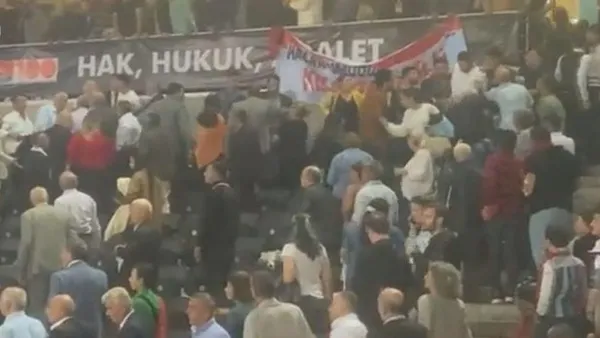 1699115134671.jpg CHP'de alışılagelmiş görüntüler! CHP 38. Olağan Kurultayı'nda 'Değişimciler' ve 'Kemalciler' birbirine girdi - 5