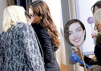 Hathaway maskesi takarak öpüştüler