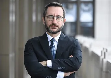 Son dakika: İletişim Başkanı Fahrettin Altun'dan Boğaziçi Üniversitesi önünde Kabe fotoğrafının yere serilmesine çok sert tepki!
