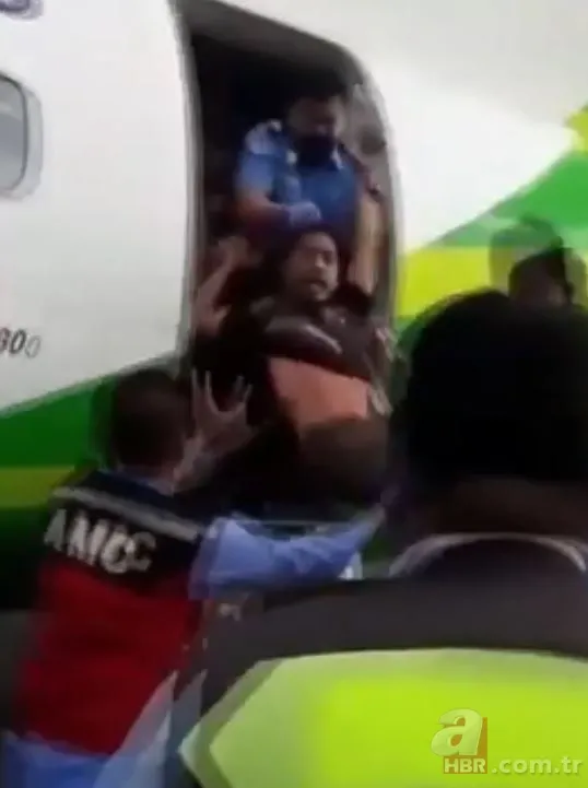 Son dakika: Uçakta akılalmaz olay! Saçından tutup yaka paça attılar 1