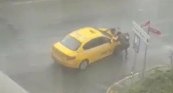 istanbulda-akilalmaz-goruntuler-taksici-tartistigi-turisti-feci-sekilde-dovdu-1650396793255.jpeg İstanbul'da taksici dehşeti! Turisti önce darp etti sonra yere fırlattı - 2