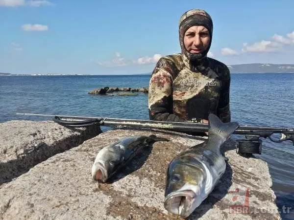 Tüpsüz dalışta, boyu büyüklüğünde balık avlıyor 12