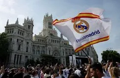 Real Madrid şampiyonluk kupasıyla zafer turu attı