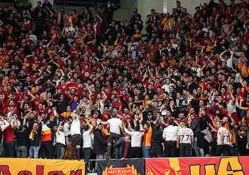 Fenerbahçe - Galatasaray maçı tribün olayları nedeniyle durdu! Taraftarlar tribünleri boşalttı