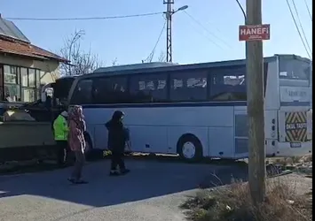 Öğrenci servisi ile otobüs çarpıştı! Yaralılar var