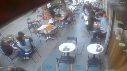 İstanbul Fatih’te akılalmaz kaza! Motosikletle kafeye kaldı ortalık savaş alanına döndü